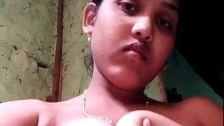 Gadis Desi Merekam Selfie Telanjang Untuk Kenangan Panas