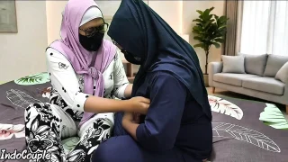 Gadis Berhijab Memeriksa Ukuran Payudara Dan Saling Menyentuh Dan Menggosok Memek
