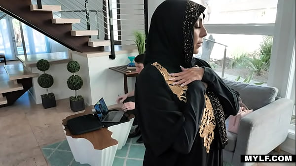 Kylie Kingston, Gadis Saleh Yang Diam-diam Membara Dengan Hasrat Terlarang.