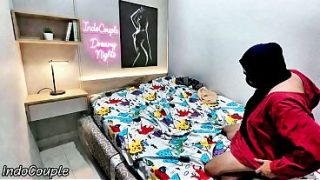 Aku Ngeliat Adik Berhijab Lagi Kesepian Di Kamar, Aku Bantu Dia Dengan Penuh Nafsu, Sampai Muncrat Dalam Memeknya