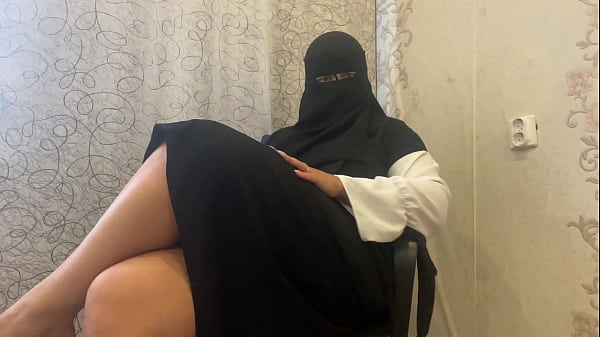 Hijab Arab Ibu Tiri Lagi Mainin Diri Sendiri