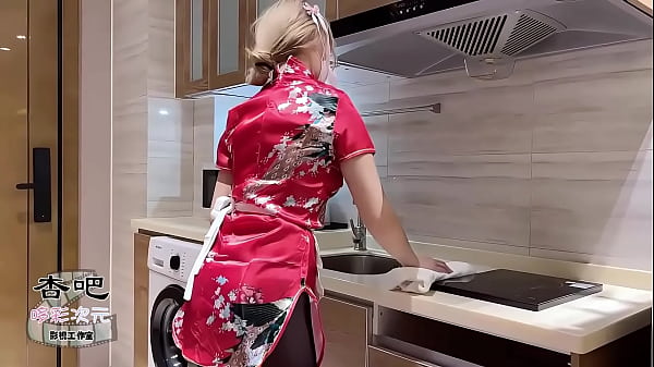 中华娘cos骚到不行，老子真想直接干一发。