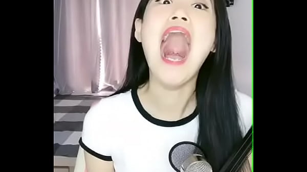 Cewek Cina Nganga, Ngeliatin Bibir Merah Basah, Bikin Anget