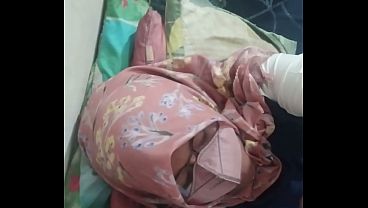 Tante Riani Ngecap Kontol Sambil Nikmatin Banget.