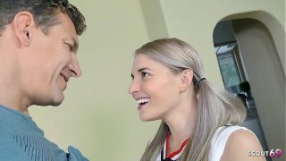Remaja Cheerleader Pirang Montok Dengan Payudara Mungil Dibujuk Ayah Tiri Untuk Hard Fuck Sebelum Dibasahi Wajahnya Dengan Spermanya Yang Deras