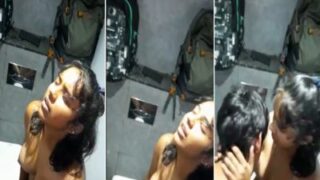 18 Tahun, Cowok Kuliahan Ngejilat Memek Ceweknya Di Toilet Umum