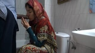 Diplomat Hijab Pakistan Hisap Kontol Hitam Besar Di Film Biru Pakistan.