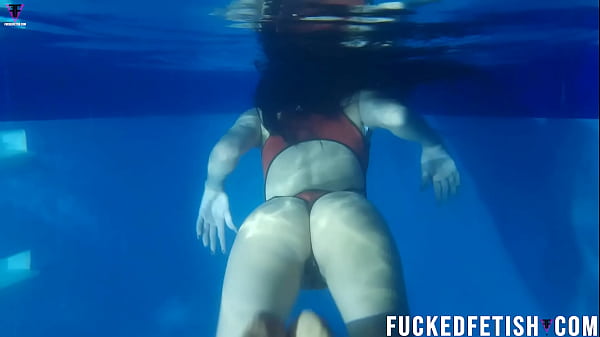 Helen Star Pake Baju Renang Seksi, Malem-malem Ngapung Di Kolam, Bikin Napsu Naik