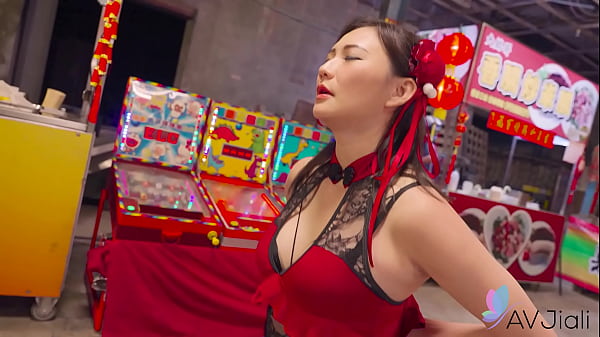 Cewek China Mio Digenjot Di Pasar Malam, Makin Malam Makin Panas.