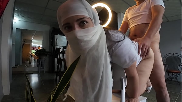 Nikmatin Doa Subuh, Kontol Penuh Air Mani Di Lubang Belakang Cewek Jilbab Abis Digebukin.