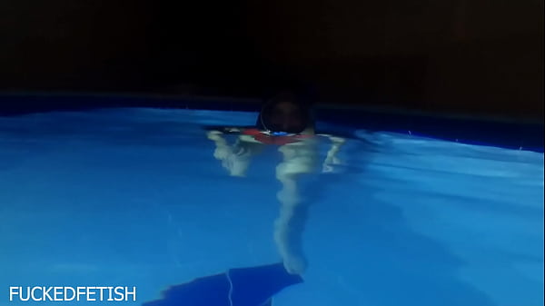 Helen Star Pakai Bikini Seksi Dan Masker Malem, Siap Ngebut Di Kolam Renang