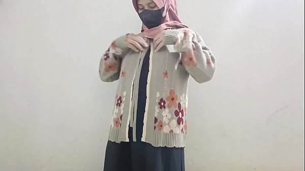 Gadis Berhijab Main Timun Di Selangkangan Sampai Basah.