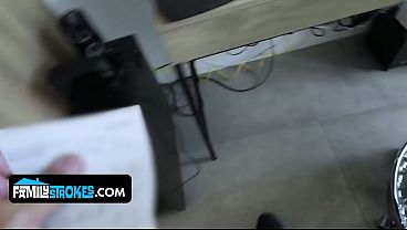 Gadis Latin Muda Menggoda Ayah Tirinya Dengan Tubuh Mulusnya Yang Bikin Ngiler.