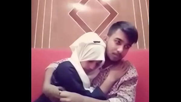 Desi Cewek & Cowok Lagi Ciuman Panas Di Hotel, Bibir Nempel Basah, Badan Merapat Erat.