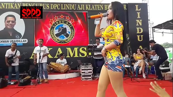 Tarian Erotis Indonesia – Sintya Riske Bergoyang Liar Di Atas Panggung, Bikin Mending!