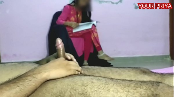 प्रिया को बहकाया और चोद दिया। जोरदार हिंदी आवाज के साथ।