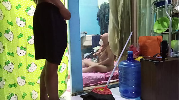 Ngentotin Istri Temen Sambil Dia Mainin Memek Sendiri