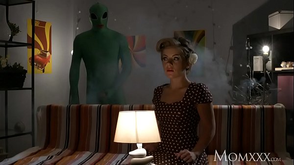 Mama Rumah Tangga Sepi Dikocok Habis Alien Pas Malam Halloween.