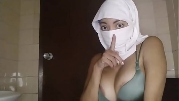 Istri Muslim Arab Yang Horny Banget Ngocok Sampai Mancur Diam-diam Pas Suami Lagi Keluar