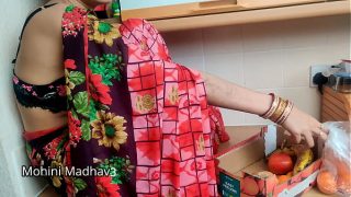 भारतीय देसी फल बेचने वाली रंडी ने भाव तय करने के लिए ग्राहक के संग जोरदार चुदाई की हिंदी आवाज़