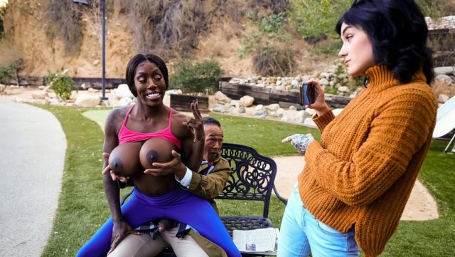 Brazzers – Wanita Tua Mesum Di Bangku Parkir Pamer Memek, Ketemu Jogger Cewek Haus Kontol