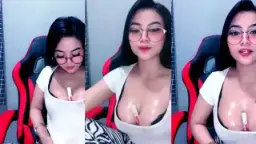 Kakak Cantik Bergairah Berkacamata, Belahan Tetek Basah Bikin Ngaceng.