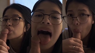 Sepongan Abg Cantik Pake Kacamata, Bibir Merah Basah, Badan Menggoda Bikin Ngiler.