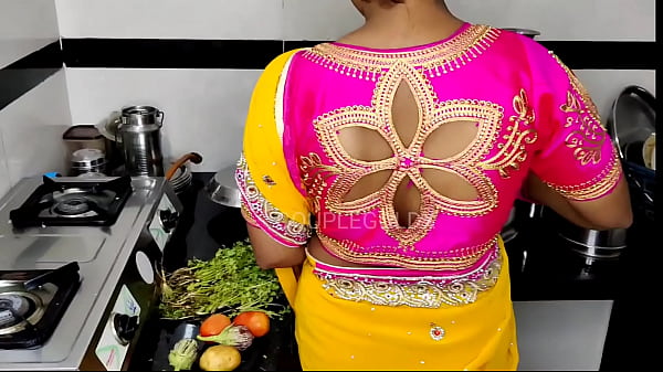 Saat Di Dapur, Si Mertua Lagi Digenjot Adik Ipar, Sementara Suaminya Lagi Ke Pasar.