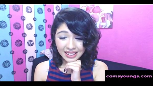 Nih Bocah Asia Imut Banget, Goyang-goyang Di Depan Webcam, Memek Basah Kelihatan Jelas.