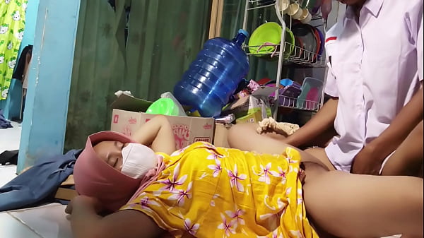 Ibu Tiri Ngajak Ngentot Pas Mau Berangkat Sekolah, Bikin Makin Pengen Telat.