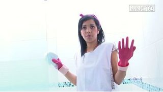 Pembantu Hotel Pake Sarung Tangan Karet, Bungkukin Badan Sambil Nyikat Shower, Bikin Adegan Basah Yang Bikin Ngilu.