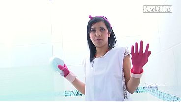 Pembantu Hotel Pake Sarung Tangan Karet, Bungkukin Badan Sambil Nyikat Shower, Bikin Adegan Basah Yang Bikin Ngilu.