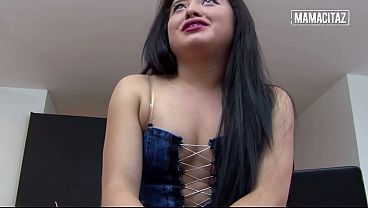 Gadis Latin Montok Bengkok Dengan Rok Mini… Dia Gak Bisa Berhenti Meremas Pantatnya Yang Seksi.