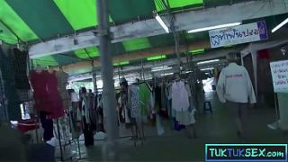 Dua Bule Ngejemptt Si Mami Thailand Mungil Yang Lidahnya Udah Ditembusin