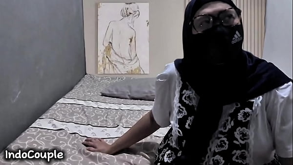 Istri Montok Indo Lagi Nikmatin Kontol Pacar Rahasianya Di Lubang Belakang.