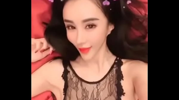 孟晓艺露骨自拍，手指滑过湿漉漉的缝隙。