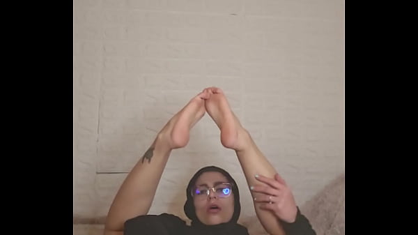 Ibu Rumah Tangga Arab Mia Pamer Kaki Dan Jilbab, Bikin Ngilu!