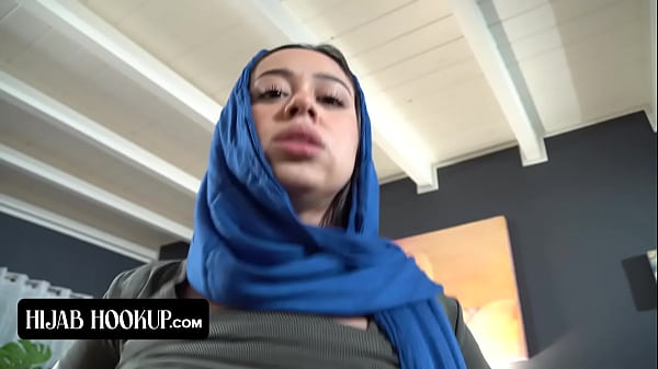 Nakal Banget Sih, Cewek Arab Ini Ngewe Mulutnya Di Kontol Kakak Tiri Biar Dia Diem Aja Dari Ortu Sambung Yang Galak.