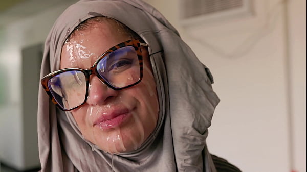Hijab Cosplay – Ibu Amerika Digebuk Muka Sambil Ngentot