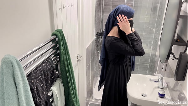 Astaga! Nggak Nyangka Cewek Arab Bisa Begitu. Aku Lihat Langsung Cewek Arab Berhijab Lagi Colmek Di Kamar Mandi.