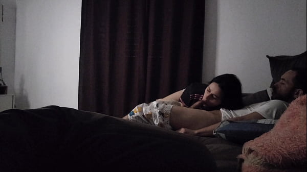 Tia Gata Pasang Trik Biar Bisa Ngangkang Di Sofa Bareng Ponakan.