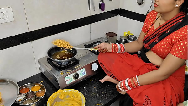 कोमल दिवाली पर नमकीन बना रही थी, तभी देवर ने भाभी को जोर से पकड़ लिया