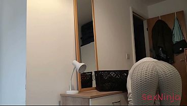 Sengaja Nunjukin Kontol Tegang Ke Ibu Tiri, Biar Dia Ngiler Lihat.