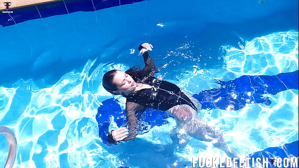 Jessica Bunny Nungging Di Kolam Renang, Airnya Bikin Basah Meremang.