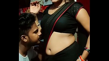 Desi Bhabhi Saree Navel Basah Kena Jilat, Panas Bikin Crot