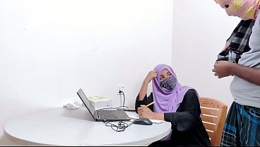Bankir Hijab Montok Digebuk Petani Desa, Desah Nafsu Bikin Malu