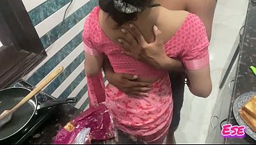 Desi Bhabhi Lagi Masak Di Dapur, Tiba-tiba Digebukin Sambil Nunggu Nasi Mateng.