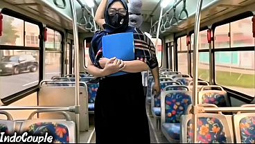 Istri Muslim Pulang Kampus Naik Bus Sendirian, Tiba-tiba Cowok Gila Langsung Ngewein Dia Pake Hijabnya.