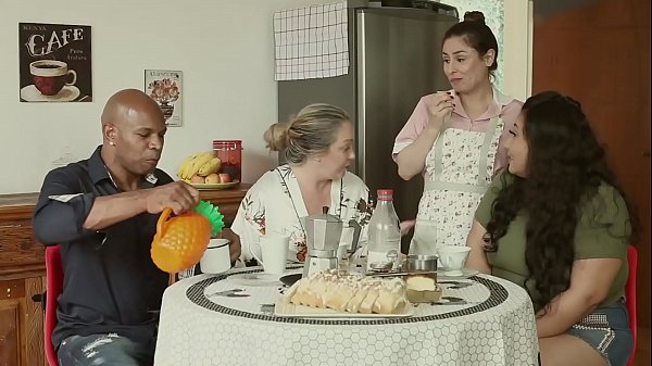 Rumah Cabul – Suami Di Tandukin, Mami Nakal, Pembantu Ngewe Semua Orang | Emme White, Alessandra Maia, Agatha Ludovino, Capoeira