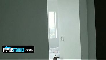 Ibu Tiri Pirang Montok Daisy Stone Disemprot Beban Kental Kakak Tiri Yang Horny